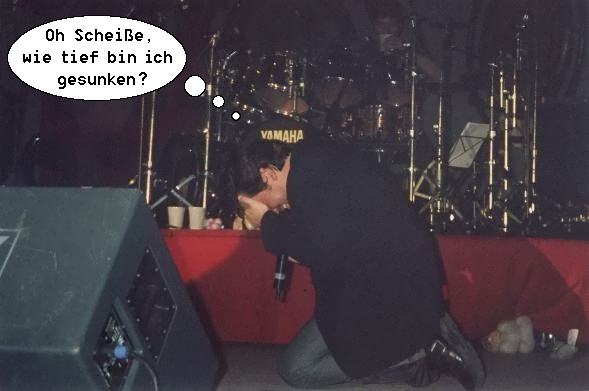 Thomas Anders kniet auf der Bühne. Danke an Birgit Wobbe, die uns das Bild zur Verfügung gestellt hat.