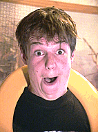 tr&auml;gt seine Brille grunds&auml;tzlich um den Hals.