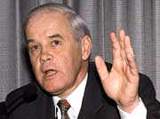 Manfred Kanther (vorsicht mit der Hand. Das k&ouml;nnte man falsch verstehen.)