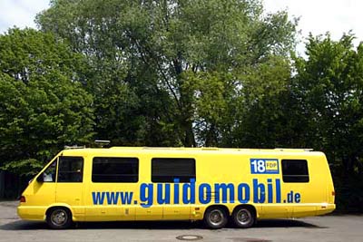 Das Guidomobil mit dem Guido Westerwelle auf FDP-Wahlkampf-Tour geht