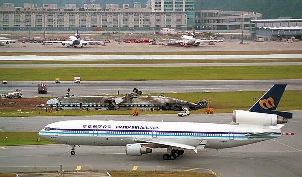 Schrottflugzeug neben der Landebahn.