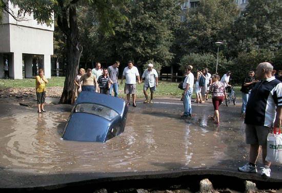 Auto versinkt in Wasserpfütze