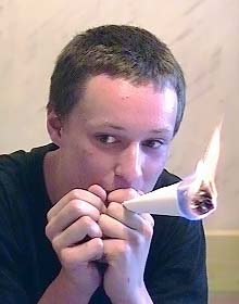 Kuse, sein Motto: Kiffen statt kämpfen, mit Mega-Tüte und THC-Bong-Bomber. Verteidigungsminister Kuse