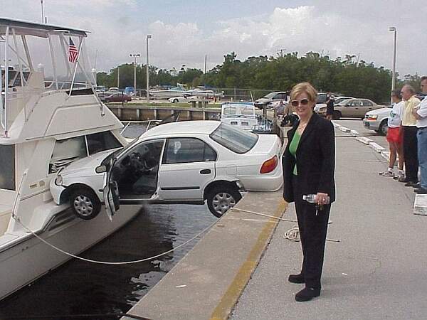 Parkplatz zwischen Schiff und Ufer